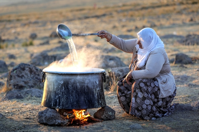 Yaylaların büyütüp beslediği insanlar çadırda yaşamlarını sürdürüyorlar